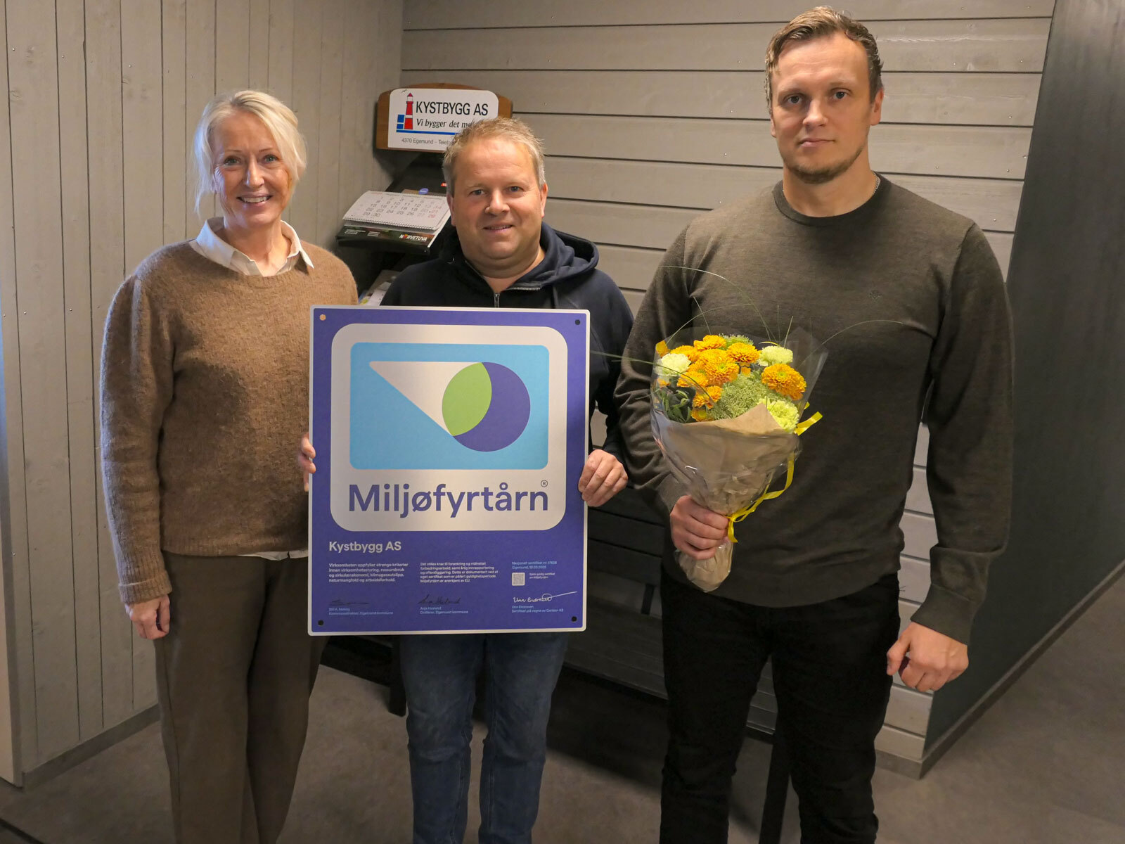 To ansatte fra Kystbygg sammen med ordfører