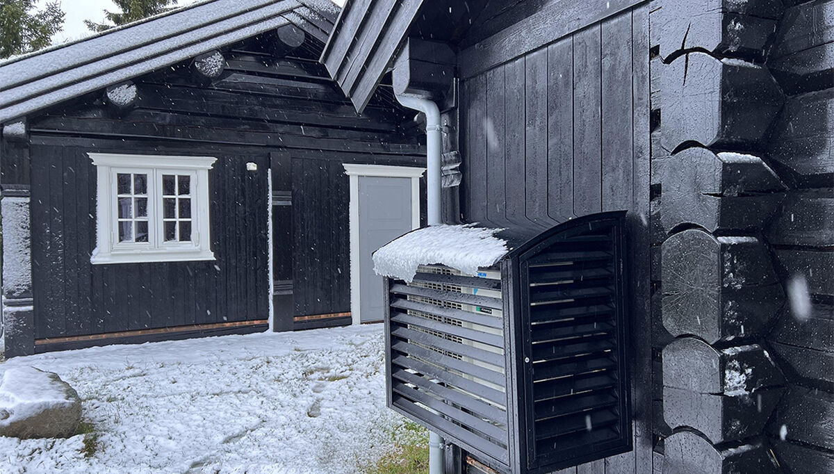 Varmepumpe på hytte i Gudbrandsdalen. Foto: Rolf Iver Mytting Hagemoen/Norsk Varmepumpeforening. Varmepumpe på hytte i Gudbrandsdalen. Foto: Rolf Iver Mytting Hagemoen/Norsk Varmepumpeforening.