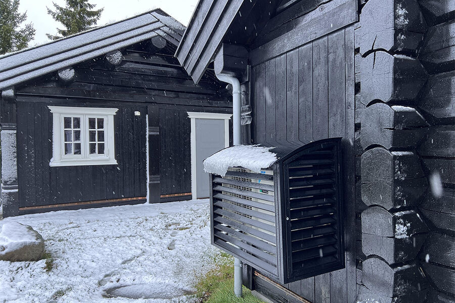 Varmepumpe på hytte i Gudbrandsdalen. Foto: Rolf Iver Mytting Hagemoen/Norsk Varmepumpeforening.