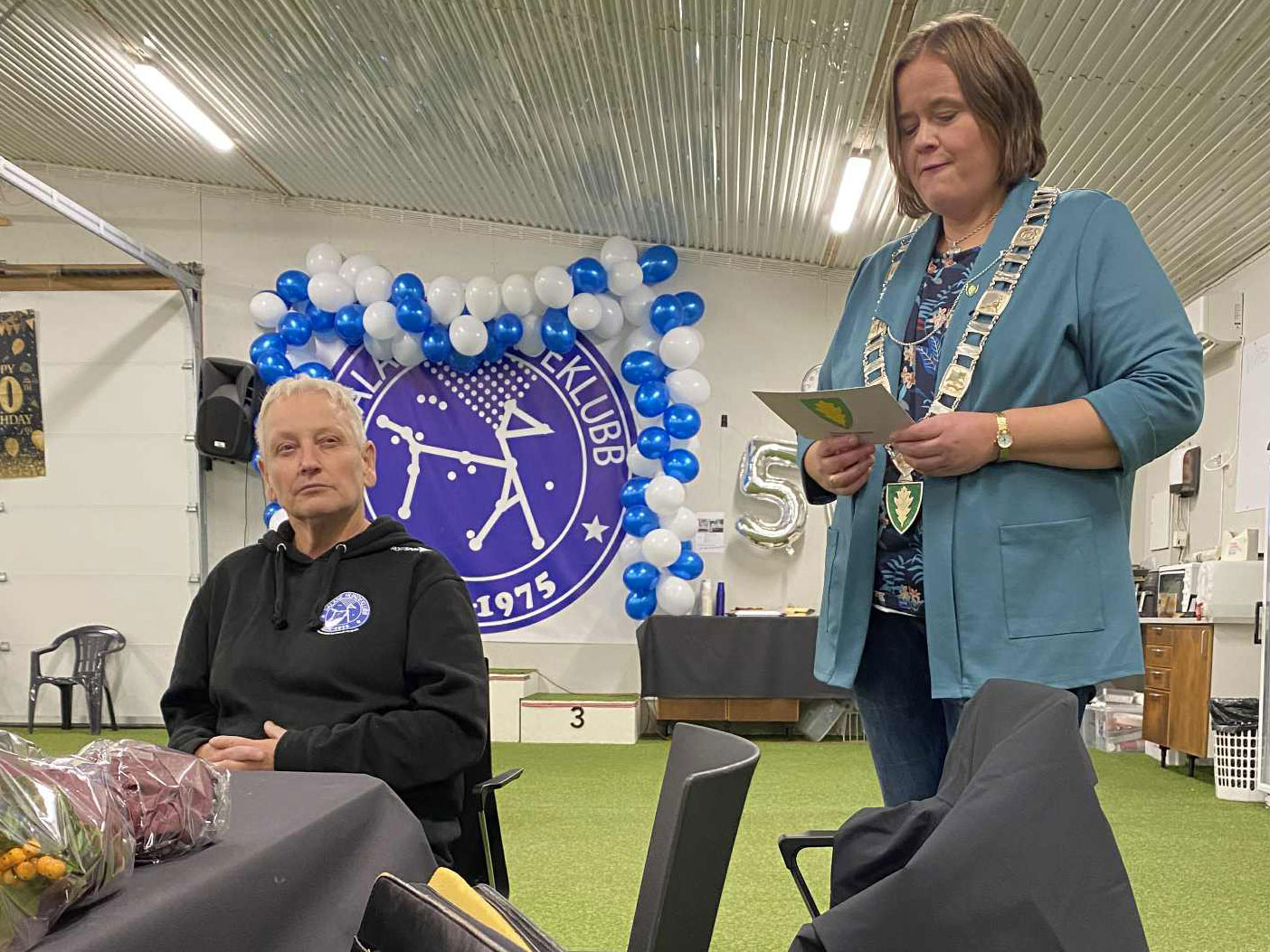 Varaordfører holder tale for klubben