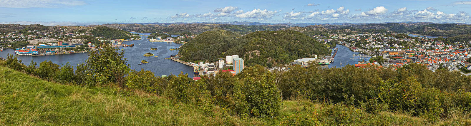 Indre havn og Egersund sentrum sett fra Varberg