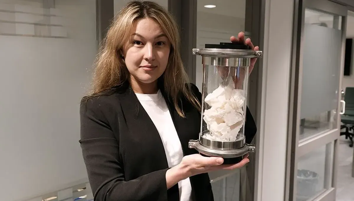 Dette helt vanlige stoffet har du kanskje i kjøkkenskapet. Nå spiller det hovedrollen i et nytt system for varmelagring. Forsker Galina Simonsen (bildet) tror løsningen kan bli svært nyttig også i private hjem. Foto: SINTEF