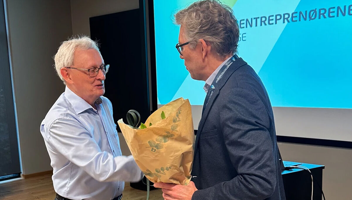Dag Halvorsen har valgt å avslutte sin epoke i Entreprenørutvalget. Her mottar han blomster og ros av styreleder Tore Bakke. Foto: RørNorge