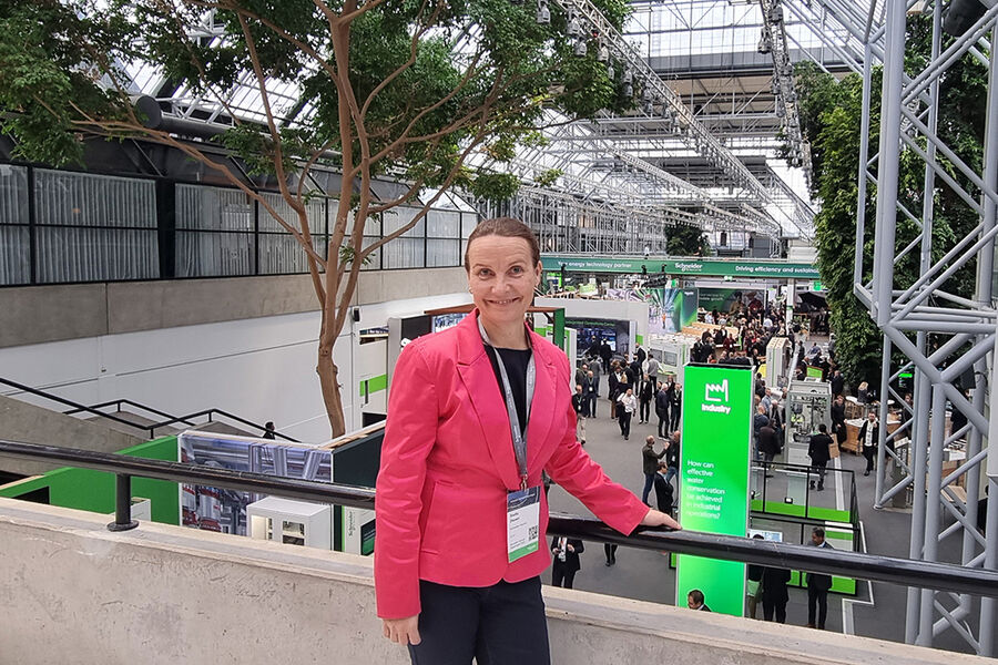 – AI-datasentre er helt annerledes enn tradisjonelle datasentre for skytjenester. De krever høyere tetthet, kraftigere GPUer og mer avansert kjøling. Det krever ny kompetanse og en annen måte å tenke på, sier Stella Diesen, visepresident for Secured Power Nordics and Baltics i Schneider Electric.