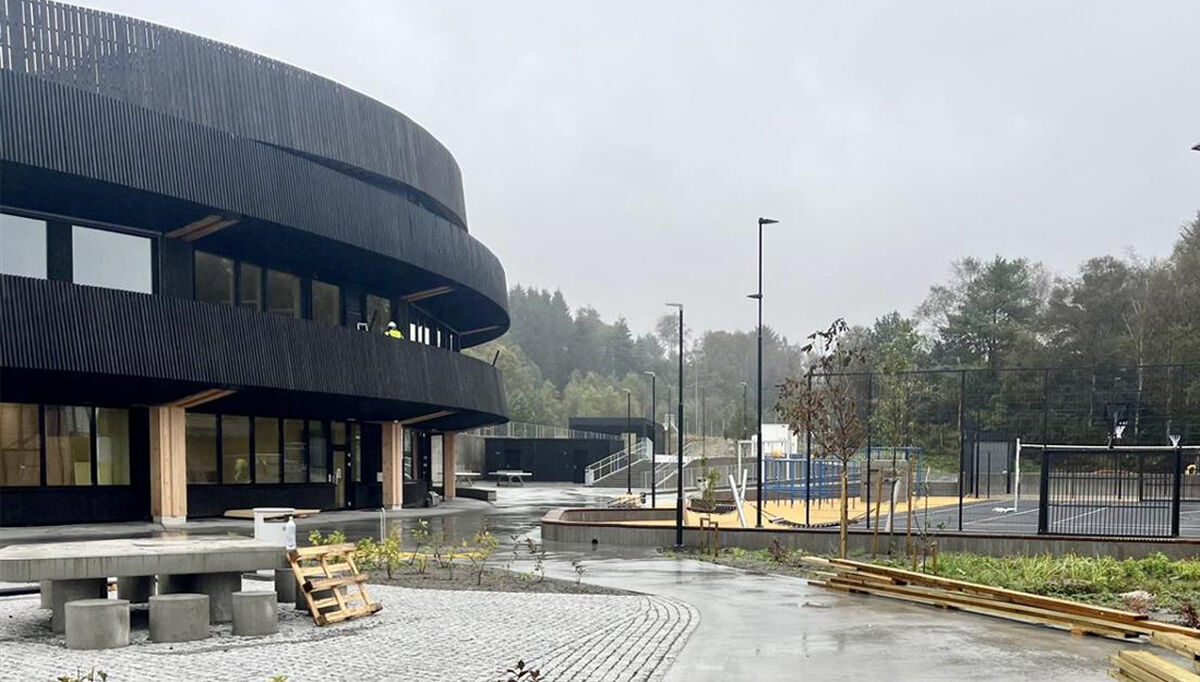 Frakkagjerd ungdomsskole er et nytt signalbygg i kommunen.Oppvarmingen skjer via bergvarme fra ni energibrønner, kombinert med varmepumper og vannbåren varme. På taket installeres solceller som bidrar til å dekke energibehove Frakkagjerd ungdomsskole er et nytt signalbygg i kommunen.Oppvarmingen skjer via bergvarme fra ni energibrønner, kombinert med varmepumper og vannbåren varme. På taket installeres solceller som bidrar til å dekke energibehove