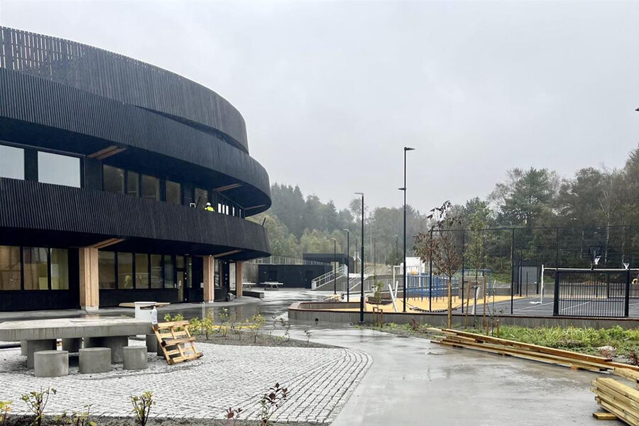 Frakkagjerd ungdomsskole er et nytt signalbygg i kommunen.Oppvarmingen skjer via bergvarme fra ni energibrønner, kombinert med varmepumper og vannbåren varme. På taket installeres solceller som bidrar til å dekke energibehove