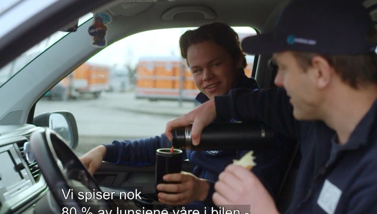 Vegar og Marius spiser ofte lunsjen sin i bilen. Foto: TV-serien RØRLEGGERNE Vegar og Marius spiser ofte lunsjen sin i bilen. Foto: TV-serien RØRLEGGERNE