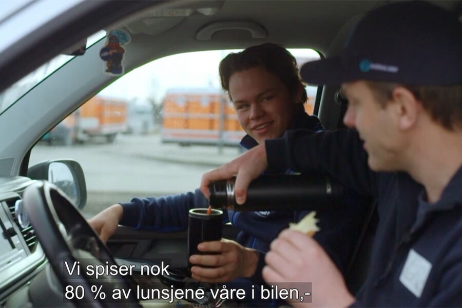 Vegar og Marius spiser ofte lunsjen sin i bilen. Foto: TV-serien RØRLEGGERNE