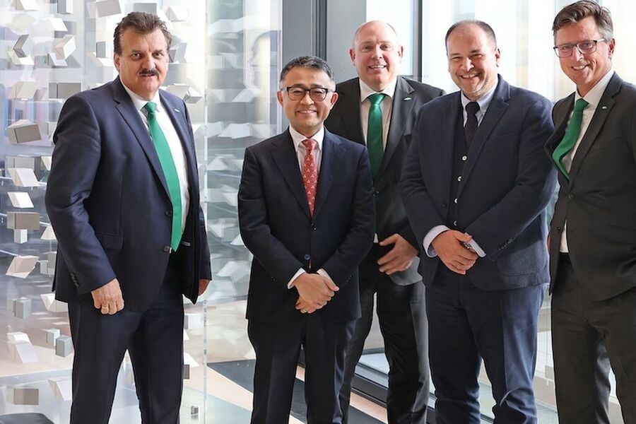 Fra venstre: Christian Wehrle (CEO BITZER), Wataru Tsuruta (CEO MEHITS), Rainer Große-Kracht (CTO BITZER), Gianmarco Gianesello (General Manager og Purchasing Director MEHITS) og Frank Hartmann (CFO BITZER) har signert avtalen om et joint venture.