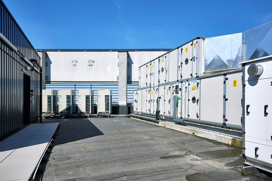 Bygget bruker fem spesialbygde ventilasjonsenheter fra Daikin, med varmegjenvinningsteknologi med en total luftstrøm på 85 000 m³/t og en kjølekapasitet på 297 kW.