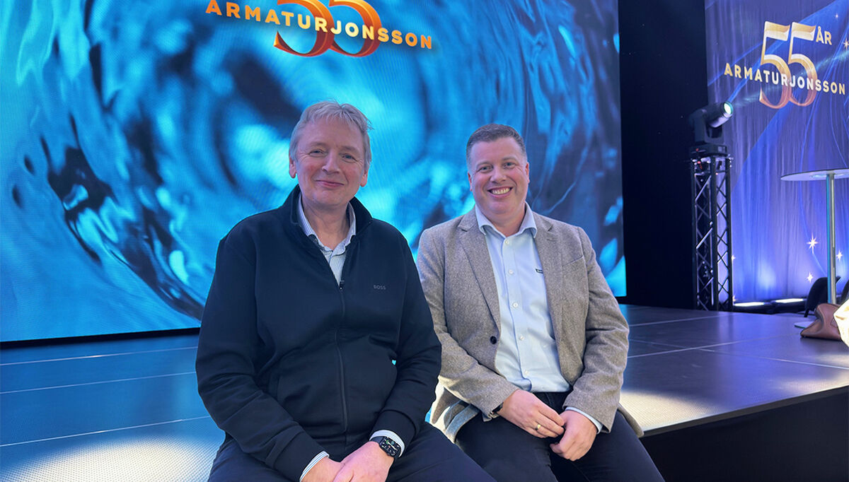 To sentrale skikkelser i Armaturjonssons utvikling og fremgang, kunne ikke annet å være svært fornøyd med feiringen av selskapets 55 årige historie med sine kunder og samarbeidspartnere. Fra venstre Kjell Bernt Kalland som var daglig leder fra 2002 til 2021, og dagens leder, Thorn Fredrik Hemsen som overtok i 2021.