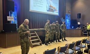 Tøger Ornum og hans 4 lærlinger fortalte om mulighetene i Forsvaret. Et tema med stor interesse