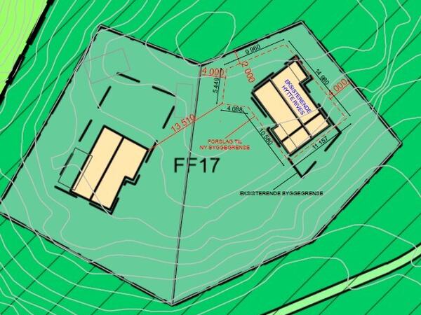 Utsnitt fra situasjonskartet. Stiplet svart linje rundt hytten viser eksisterende byggegrense. Rød linje viser forslag til ny byggegrense.