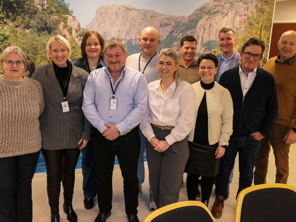 Formannskapets medlemmer samlet og i godt humør