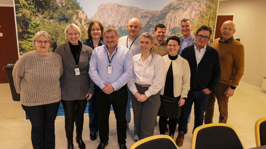 Formannskapets medlemmer samlet og i godt humør