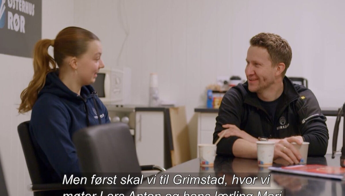 I TV-serien RØRLEGGERNE møter vi rørleggermester Lars Anton Bjellerås og lærlingen Mari Erlandsen fra Østerhus Rør AS; - to blide og jordnære sørlendinger med ekte kjærlighet til rørleggerfaget.  Foto: TV-serien RØRLEGGERNE