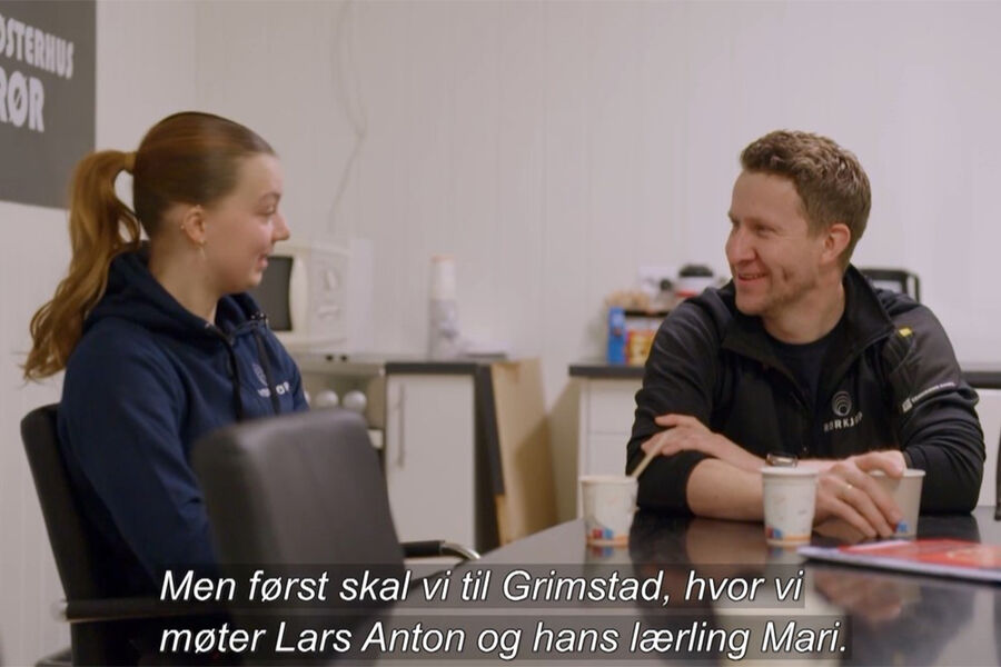 I TV-serien RØRLEGGERNE møter vi rørleggermester Lars Anton Bjellerås og lærlingen Mari Erlandsen fra Østerhus Rør AS; - to blide og jordnære sørlendinger med ekte kjærlighet til rørleggerfaget. Foto: TV-serien RØRLEGGERNE