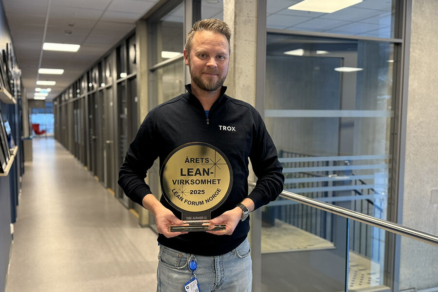 Lars Dulsrud. LEAN Manager i TROX Auranor, forteller at TROX Auranor har vært gjennom mange omstillinger i produksjonen, og at alle ansatte har bidratt på en svært positive måte, for at de de har klart å få til det de har fått til. At det skulle føre til at de allerede i 2025 ble kåret årets leanbedrift, er bare en utrolig prestasjon, sier han.