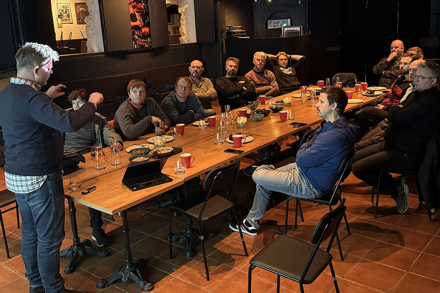 Rørkjøp har kjørt en intensiv periode med mange regionsmøter ovenfor medlemmene rundt om i det ganske land. Her ser vi Knut Strand Jacobsen stående med flere medlemsbedrifter tilstede.