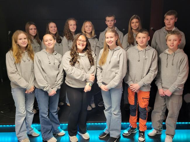 Ungdomsrådet medlemmer og vara 2025-2026 Bilde av 14 ungdommer, 7 faste medlemmer og 7 varamedlemmer i Bardu ungdomsråd.