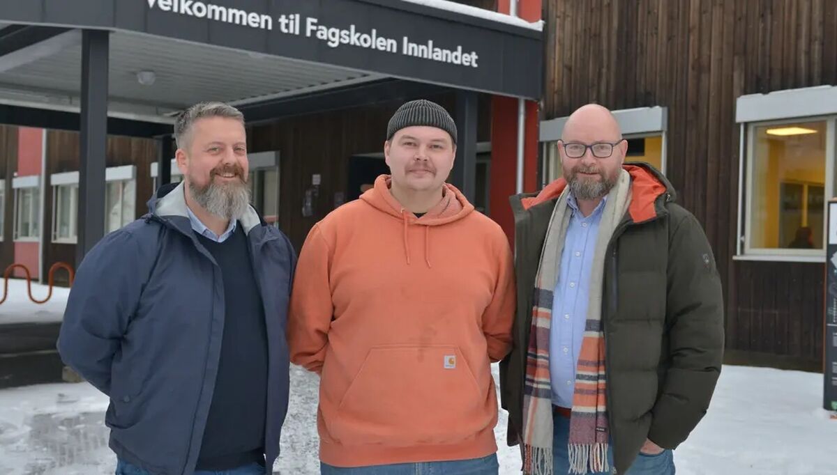 Fra venstre Ole Magnus Røsholm, Marius J. Hansen og Kai Skoglund. De tre møttes under deltidsutdanningen ved Fagskolen Innlandet, og har gjennom sitt hovedprosjekt om tappevannsinstallasjoner skapt stor debatt og engasjement i VVS-bransjen.1. desember var de tilbake på Gjøvik for å inspirere neste kull med avgangsstudenter. Foto: Henning Raae