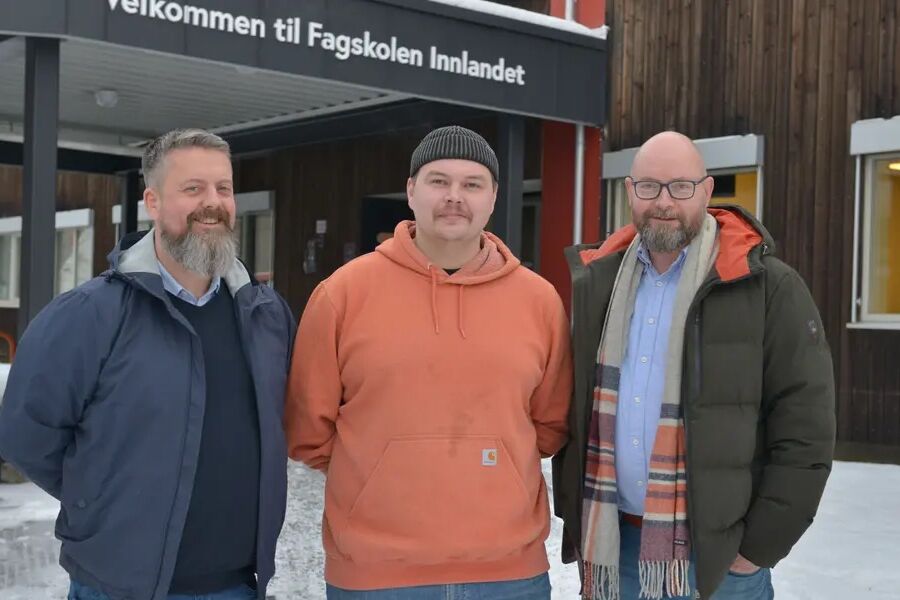 Fra venstre Ole Magnus Røsholm, Marius J. Hansen og Kai Skoglund. De tre møttes under deltidsutdanningen ved Fagskolen Innlandet, og har gjennom sitt hovedprosjekt om tappevannsinstallasjoner skapt stor debatt og engasjement i VVS-bransjen.1. desember var de tilbake på Gjøvik for å inspirere neste kull med avgangsstudenter. Foto: Henning Raae