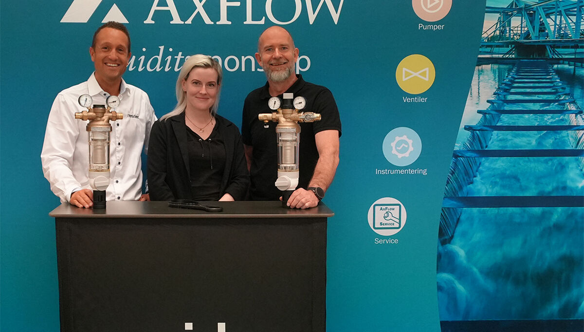 Resideo introduserer nå sin nye generasjon Braukmann-vannfiltre i Norge. Produktene finnes nå på lager hos AxFlow som har vært Resideos partner i flere tiår. Her fra lanseringen hvor vi ser fra venstre, Tom Fjordvang, Business Development Manager for Resideo i Norge og Sverige, Ide Merete Kjesæth, markedskoordinator, og Kjetil Transeth, produktsjef hos AxFlow.