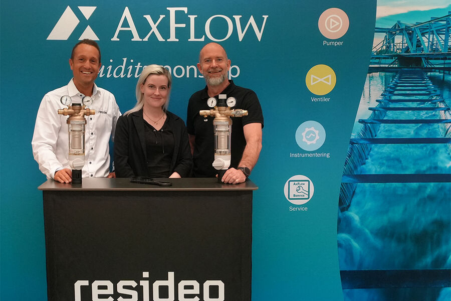 Resideo introduserer nå sin nye generasjon Braukmann-vannfiltre i Norge. Produktene finnes nå på lager hos AxFlow som har vært Resideos partner i flere tiår. Her fra lanseringen hvor vi ser fra venstre, Tom Fjordvang, Business Development Manager for Resideo i Norge og Sverige, Ida Merete Kjesæth, markedskoordinator, og Kjetil Transeth, produktsjef hos AxFlow.