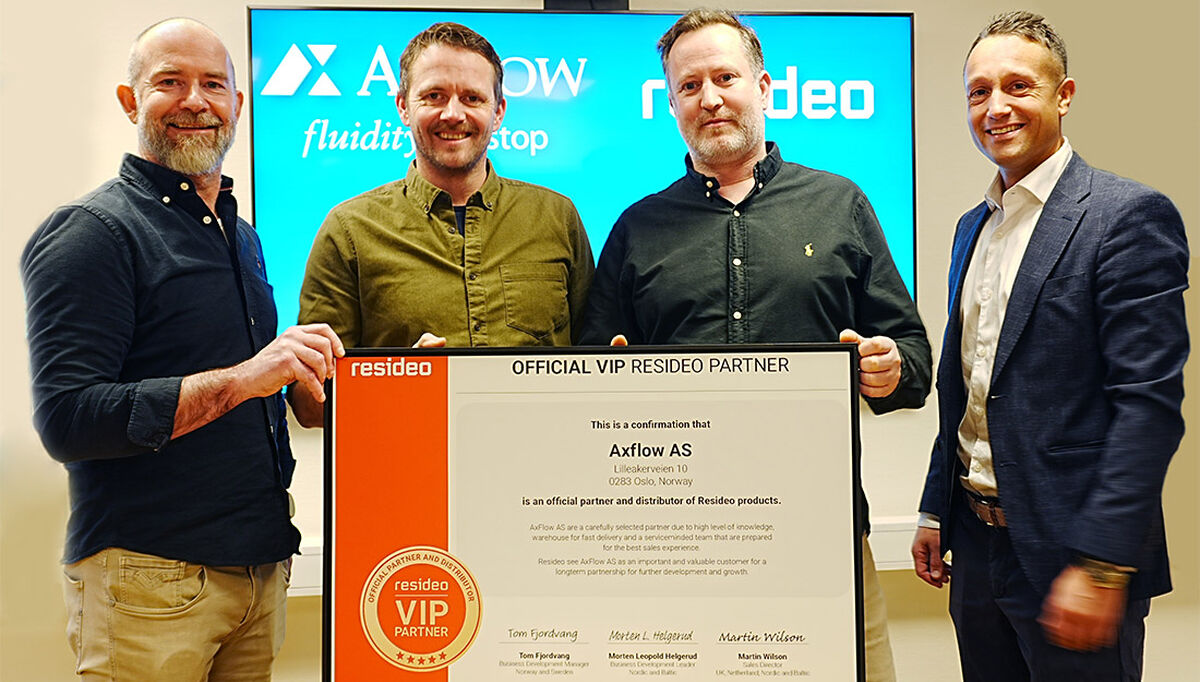 På bildet ser vi fra venstre, AxFlows produktansvarlig Kjetil Transeth, Christian Pettersen, AxFlow, Morten Leopold Helgerud, Resideo, og Tom Fjordvang, Resideo, under overrekkelsen. På bildet ser vi fra venstre, AxFlows produktansvarlig Kjetil Transeth, Lasse Torvund, avdelingsleder Ventil, Service & Solutions i AxFlow Norge, Morten Leopold Helgerud, Resideo, og Tom Fjrdvang Resideo under overrekkelsen.