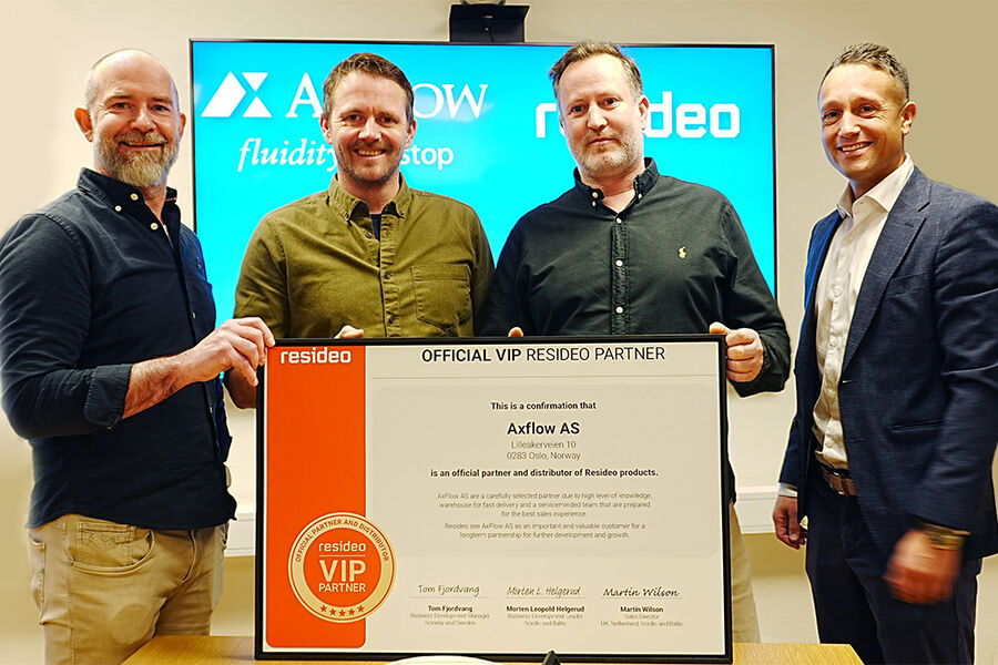 På bildet ser vi fra venstre, AxFlows produktansvarlig Kjetil Transeth, Christian Pettersen, AxFlow, Morten Leopold Helgerud, Resideo, og Tom Fjordvang, Resideo, under overrekkelsen.