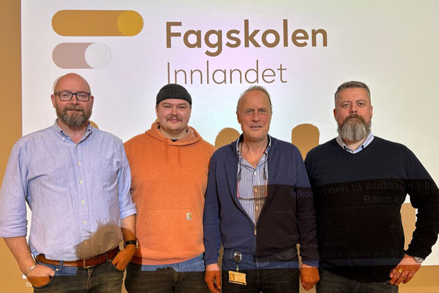 På bildet ser vi de tre forfatterne som har skrevet et hovedprosjekt hvor de har sammenlignet norsk og tysk praksis for tappevannsinstallasjoner. Fra venstre Kai Skoglund, Marius Hansen, veileder Øivind Norland, Fagskolen Innlandet, og Ole Magnus Røsholm.