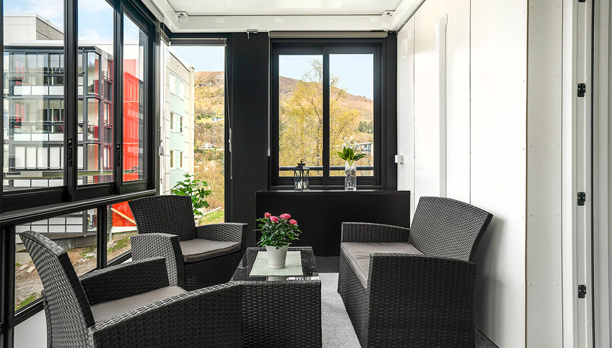 Her ser du hvordan utedelen i varmepumpen glir fint inn i interiøret og fungerer samtidig som en integrert hylle i uterommet. Foto: Veronika Stuksrud