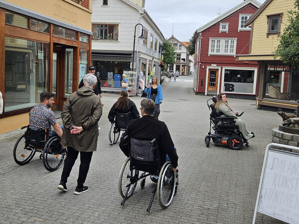Råd for personer med nedsatt fonksjonsevne på befaring i egersund sentrum