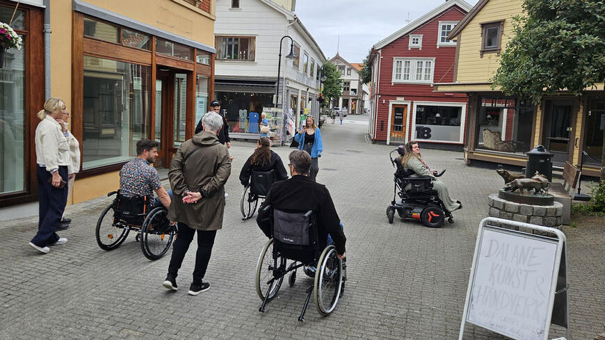 Råd for personer med nedsatt fonksjonsevne på befaring i egersund sentrum