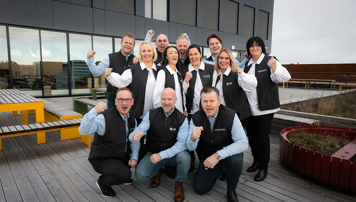 Her ser vi en entusiastisk gjeng fra alle konseptene i Kjedehuset samlet på et bredt. Foto: Andre Askeland Her ser vi en entusiastisk gjeng fra alle konseptene i Kjedehuset samlet på et bredt.