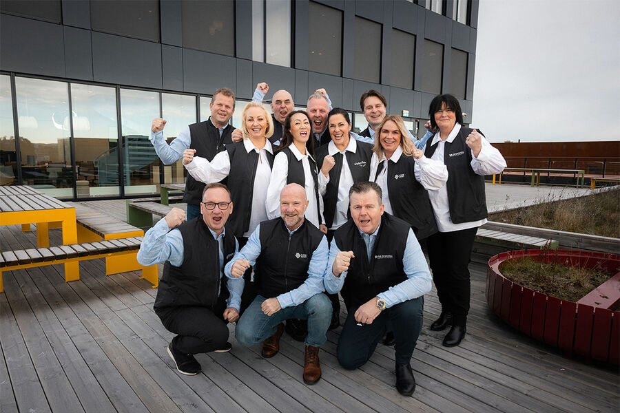 Her ser vi en entusiastisk gjeng fra alle konseptene i Kjedehuset samlet på et bredt. Foto: Andre Askeland