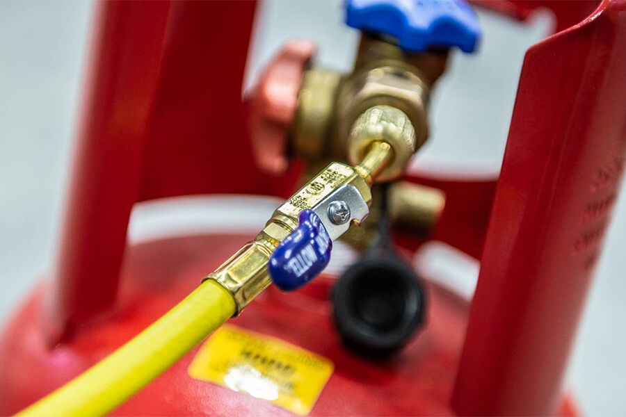 Statlige avgifter for R32 blir 1 110 kr/kg i 2026 og lav-GWP kuldemedier kan bli et populært alternativ for mange anleggseiere.Foto: Norsk Varmepumpeforening.