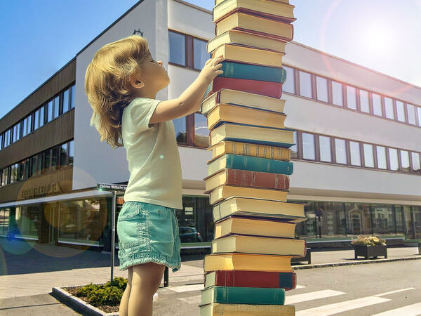 Jente med bøker utenfor biblioteket