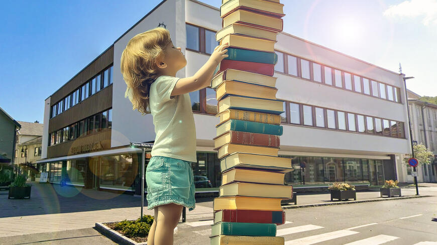 Jente med bøker utenfor biblioteket