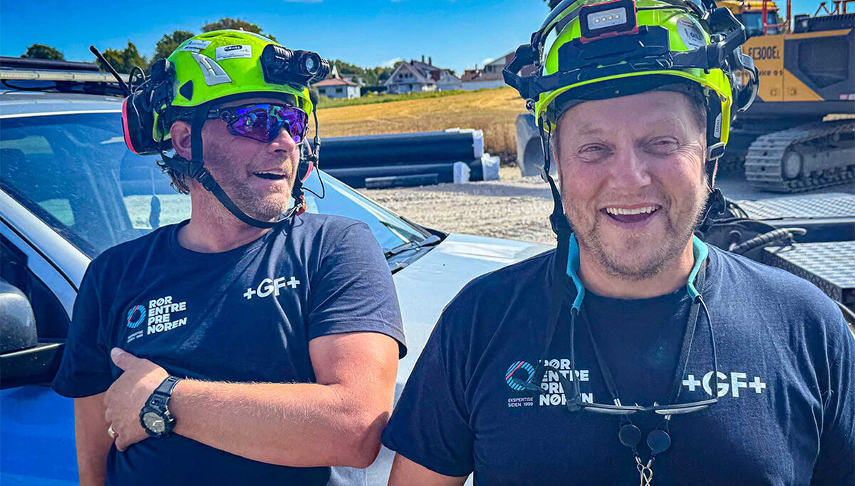 Per Anders Kindberg til høyre i bildet, sammen med rørlegger Marius Bjerkedal i Rørentreprenøren AS. Foto: Jørn Søderholm, Praktisk Talt AS.