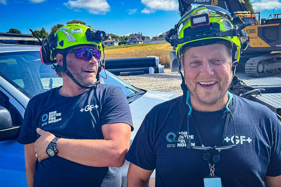 Per Anders Kindberg til høyre i bildet, sammen med rørlegger Marius Bjerkedal i Rørentreprenøren AS. Foto: Jørn Søderholm, Praktisk Talt AS.