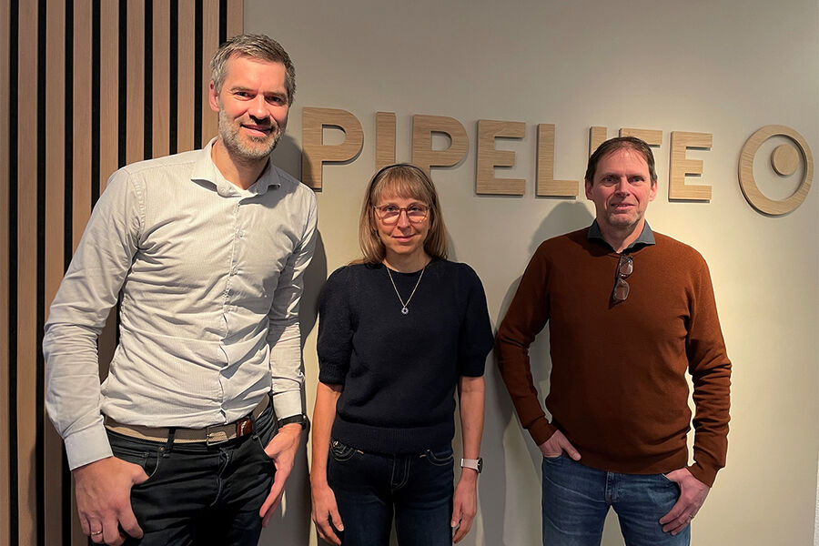 På bildet ser vi fra venstre, adm. direktør Sigmund Aandstad, Sabina Loennechen, innkjøpssjef, og Hans Mogstad, produksjons- og logistikkdirektør i Pipelife Norge AS.