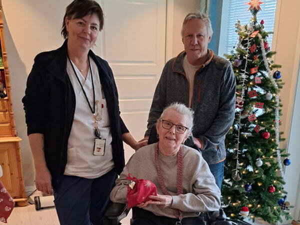 Nina Remme Hjemmesykepleien, Beboer Gunn Espenes og John Vigrestad Lions Club Egersund