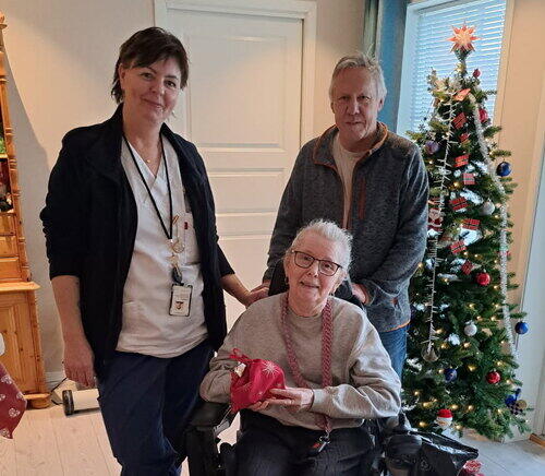 Nina Remme Hjemmesykepleien, Beboer Gunn Espenes og John Vigrestad Lions Club Egersund