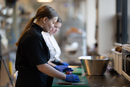 Elever skjærer løk