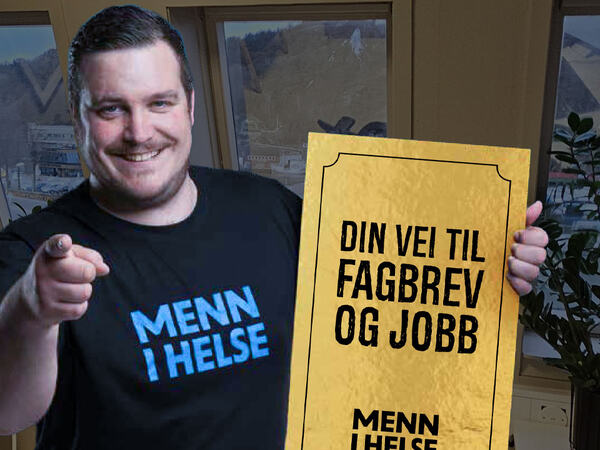 En mann som holder en plakat som sier menn i helse