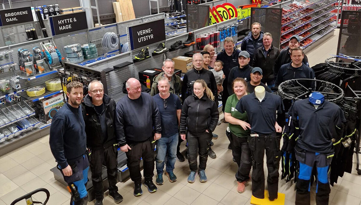 Både ansatte og kunder samlet under åpningen av butikken på Kongsvinger.