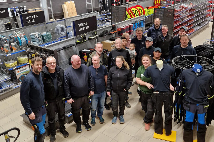 Både ansatte og kunder samlet under åpningen av butikken på Kongsvinger.