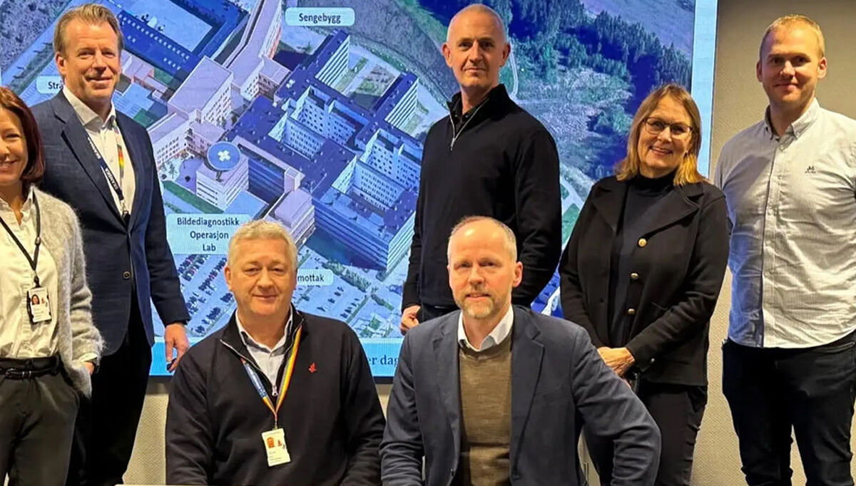 Fra signeringen av avtalen. Fra v.: Anette Siebenherz, prosjektsjef Sykehuset Østfold, Peter Blume, distriktssjef Skanska, Ståle Håkull, prosjektdirektør Skanska, Lindis Burheim, prosjektsjef Sykehusbygg og Bjørn Marius Sørensen, assisterende prosjektsjef Sykehusbygg. Foran: Helge Stene-Johansen, administrerende direktør Sykehuset Østfold og Pål Aglen, konserndirektør Skanska. Foto: Sykehuset Østfold.