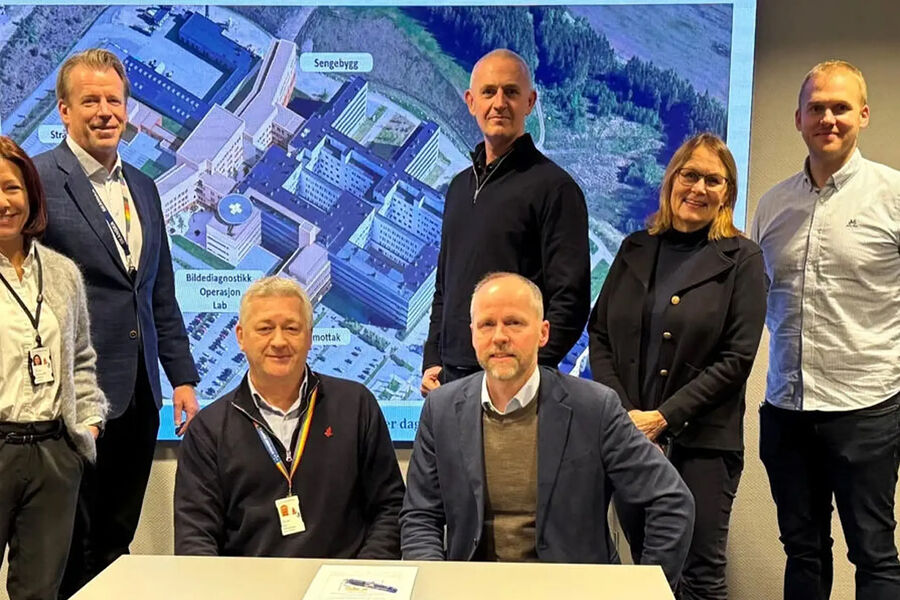 Fra signeringen av avtalen. Fra v.: Anette Siebenherz, prosjektsjef Sykehuset Østfold, Peter Blume, distriktssjef Skanska, Ståle Håkull, prosjektdirektør Skanska, Lindis Burheim, prosjektsjef Sykehusbygg og Bjørn Marius Sørensen, assisterende prosjektsjef Sykehusbygg. Foran: Helge Stene-Johansen, administrerende direktør Sykehuset Østfold og Pål Aglen, konserndirektør Skanska. Foto: Sykehuset Østfold.